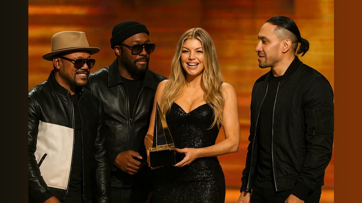 Fergie Reunites With Black Eyed Peas at AMAs